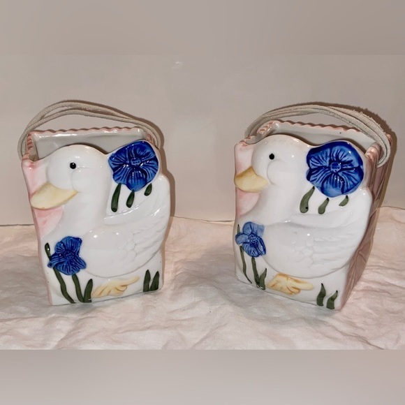 3/55$ Set of 2 Vintage ceramic rectangular vase white duck & blue flowers - Picture 1 of 15